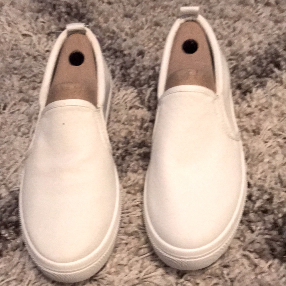 White Sketcher street tennis shoes